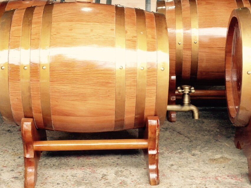 Bom rượu gỗ sồi vòi crom cao cấp có đặc điểm gì?