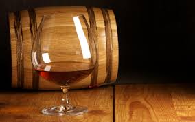 Kiểm tra chất lượng thùng gỗ sồi cũ ngâm rượu