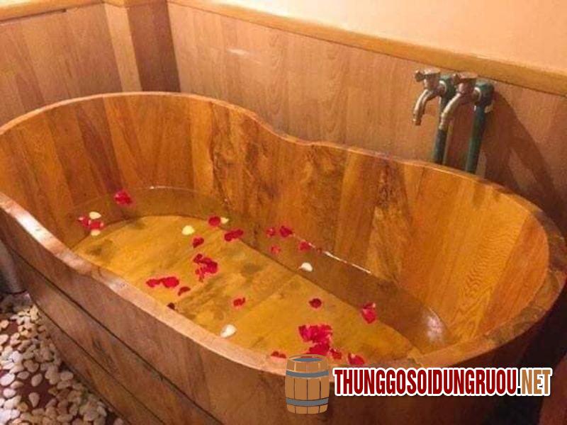 lựa chọn bồn tắm gỗ phù hợp với cho phòng tắm nhỏ
